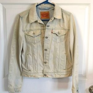 👯‍♀️ Levi's Original Trucker White Wash Floral Embroidered Sleeves Jean Jacket